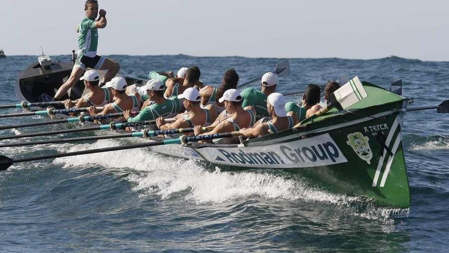 La tripulación de Samertolaméu, en acción, durante una regata de la pasada temporada. // Luis Palomeque