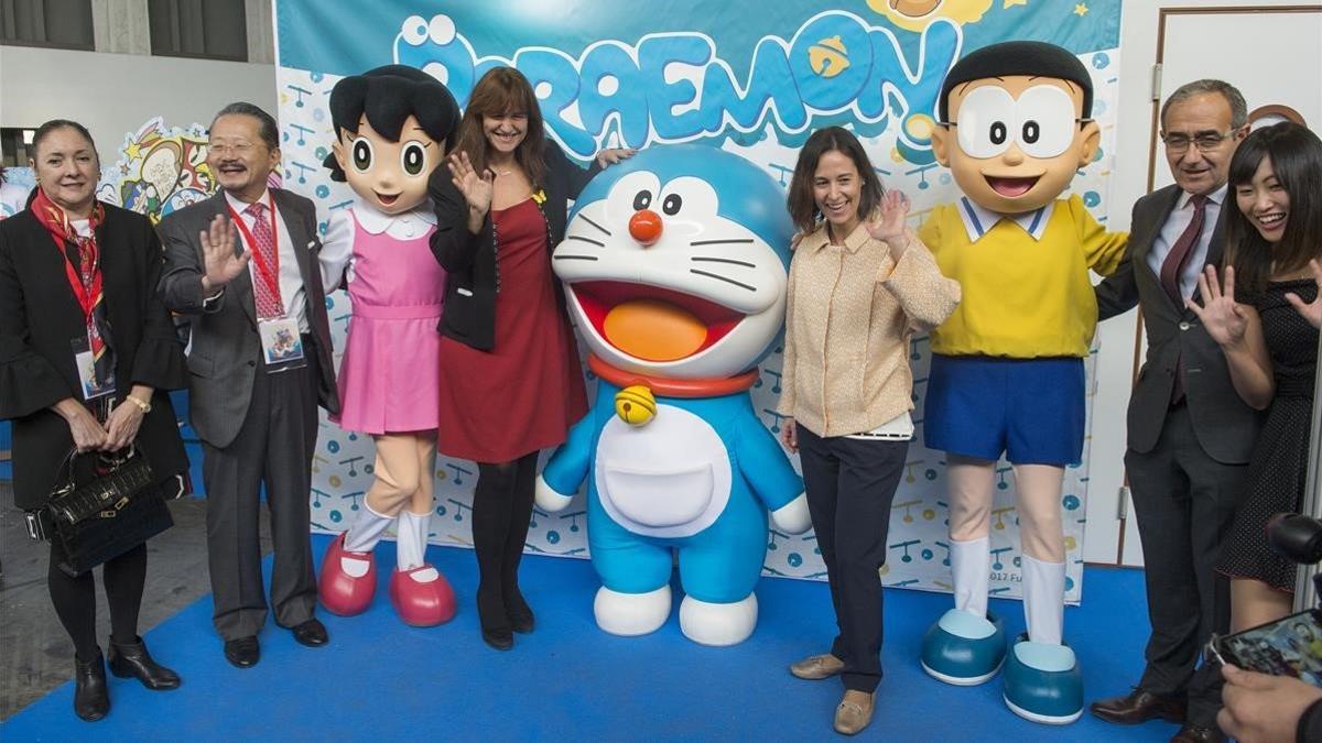 Los fans junto a las autoridades fotografiándose en el fantástico mundo de Doraemon.