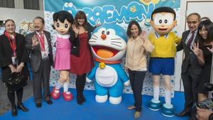 Los fans junto a las autoridades fotografiándose en el fantástico mundo de Doraemon.