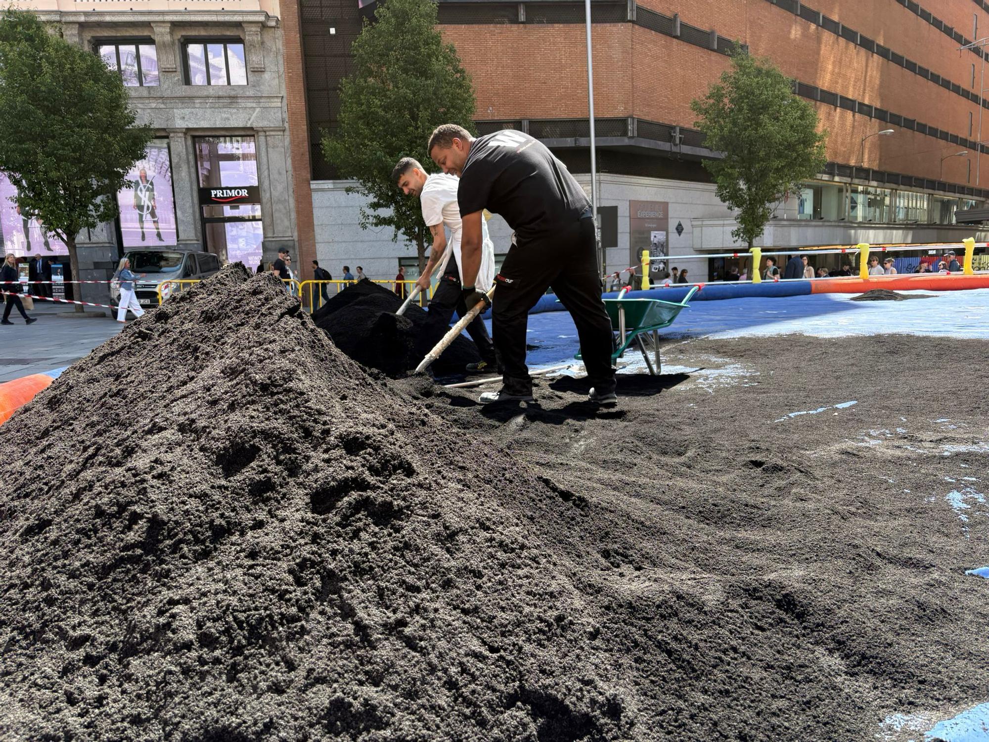 Comienzan a poner la arena volcánica de La Palma en Callao para la lucha canaria