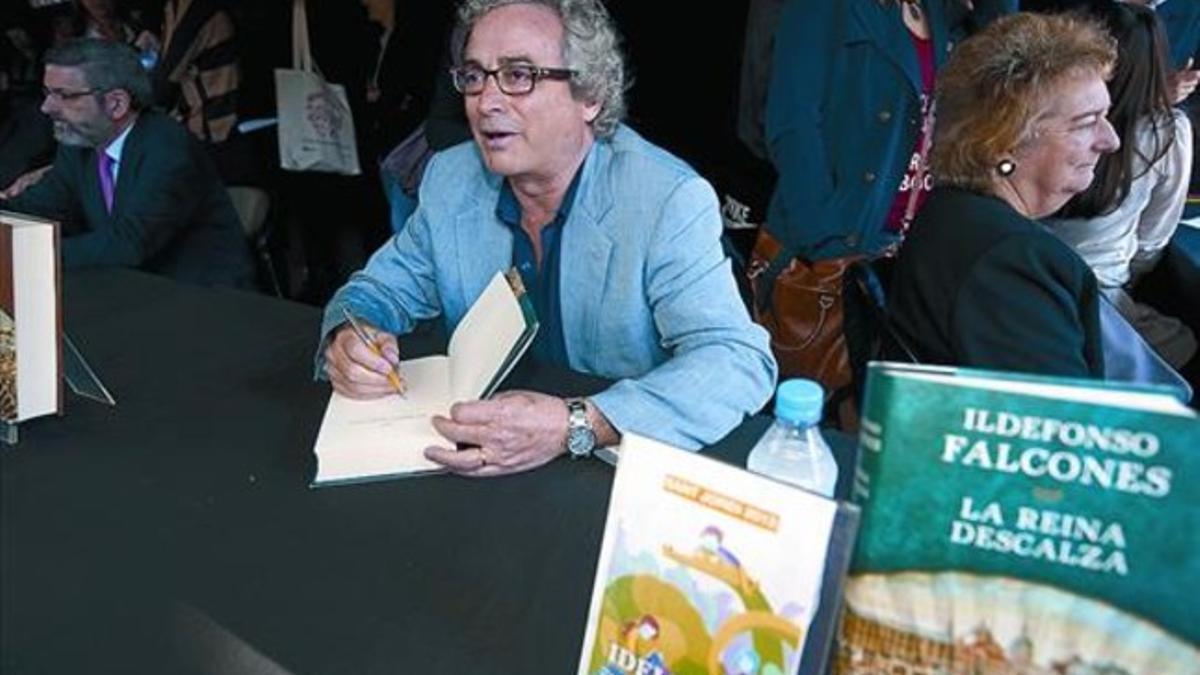 Autor 'best-seller' 8 Ildefonso Falcones, ayer, atendiendo a sus lectores.