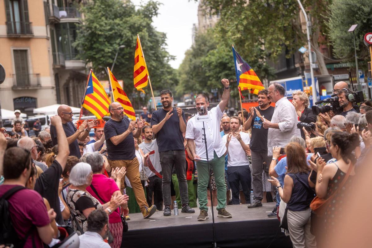 Acto de Omnium Cultural para recibir a Ruben Wagensberg, Oleguer Serra y el resto de personas que se marcharon a Suiza