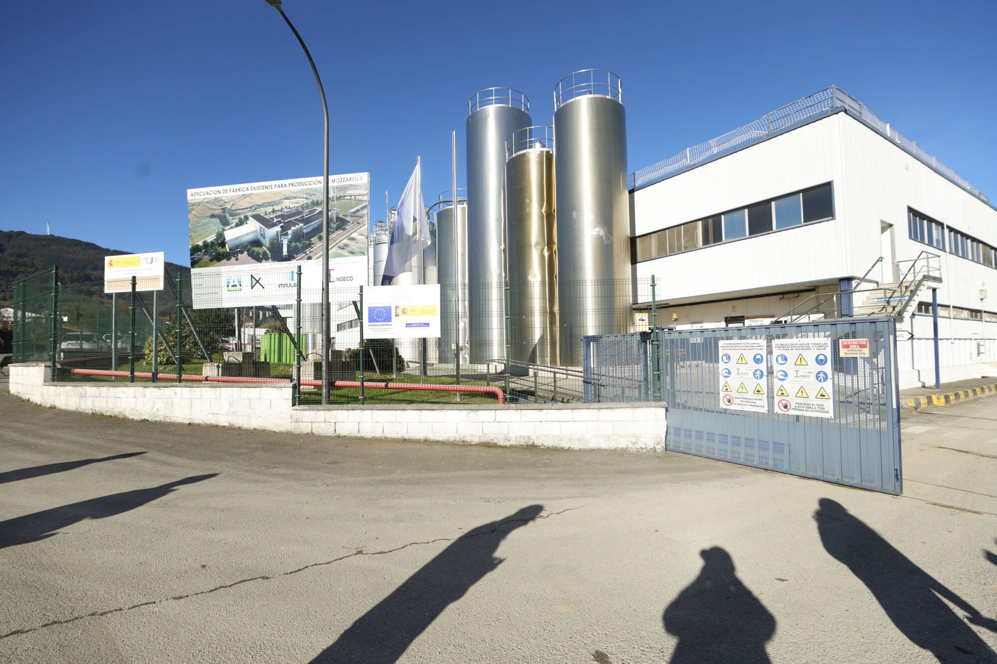 La nueva fábrica de Royal A-Ware en Salas empezará a funcionar en agosto con un centenar de trabajadores