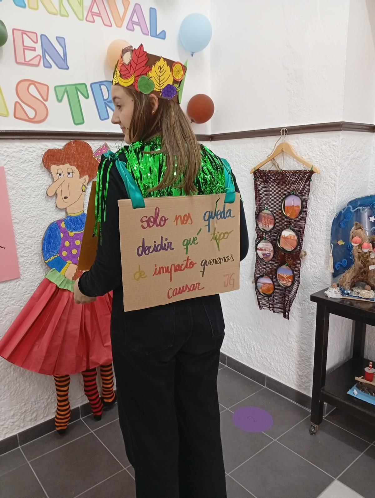 Antroxu intergeneracional en Llastres, con el alumnado y el profesorado del colegio Matemático Pedrayes