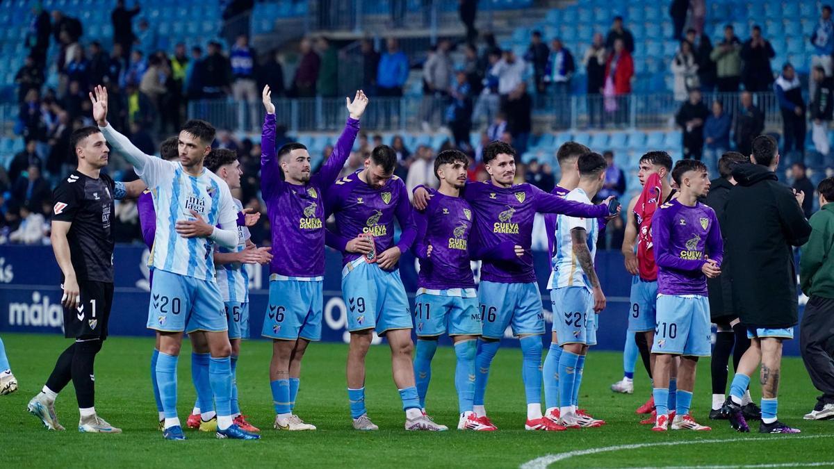 Los jugadores del Málaga CF celebran la victoria frente al Tenerife junto a la afición.