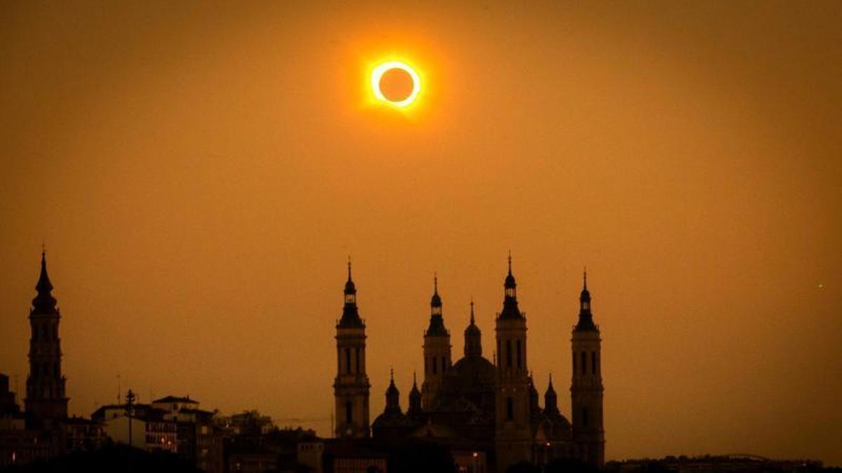 El eclipse sobre la basilica del Pilar en Zaragoza.