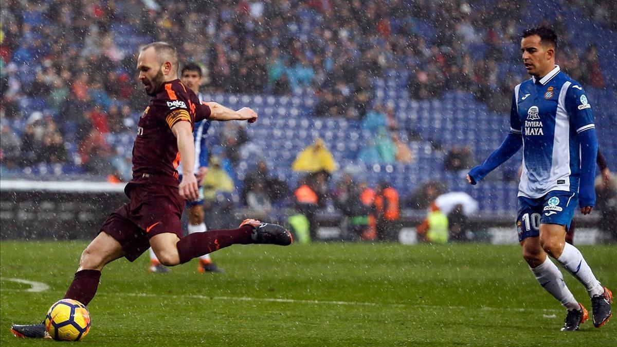 jmexposito41909079 barcelona s spanish midfielder andres iniesta  l  kicks the 180204201216