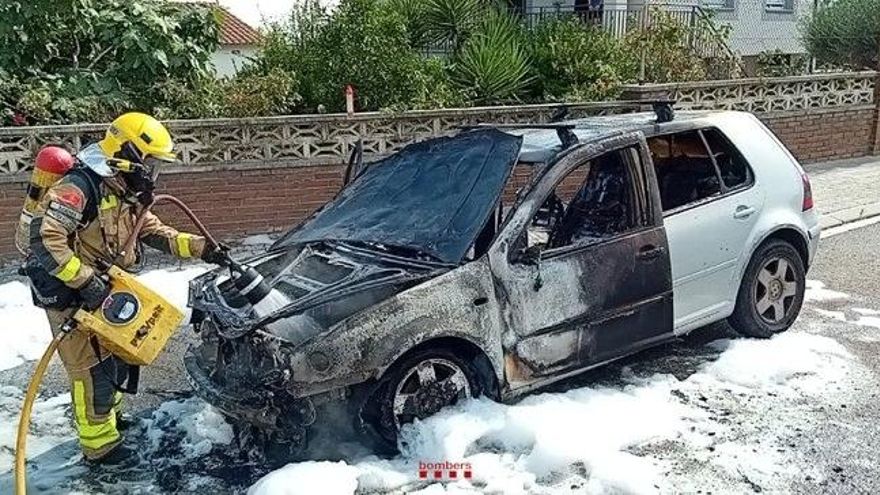 Crema completament un vehicle estacionat a Piera