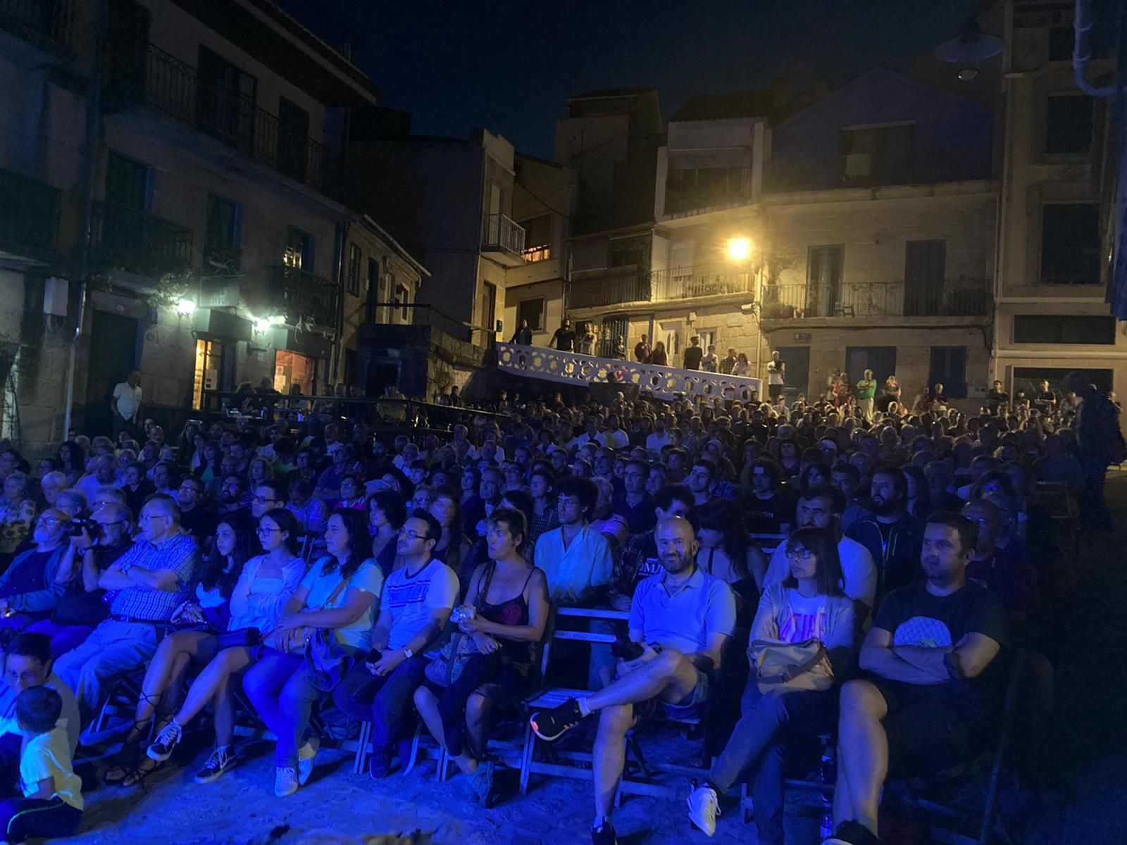El público que llenaba ayer el Eirado do Costal en el concierto de Perselí.