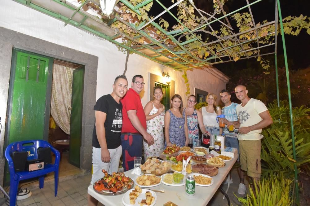 Jóvenes en asadero en las Fiestas de San Lorenzo