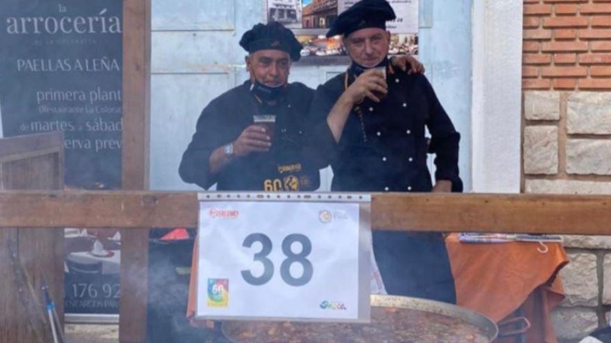 Los dos miembros del Restaurante El madrileño, que cocina la mejor paella del mundo.