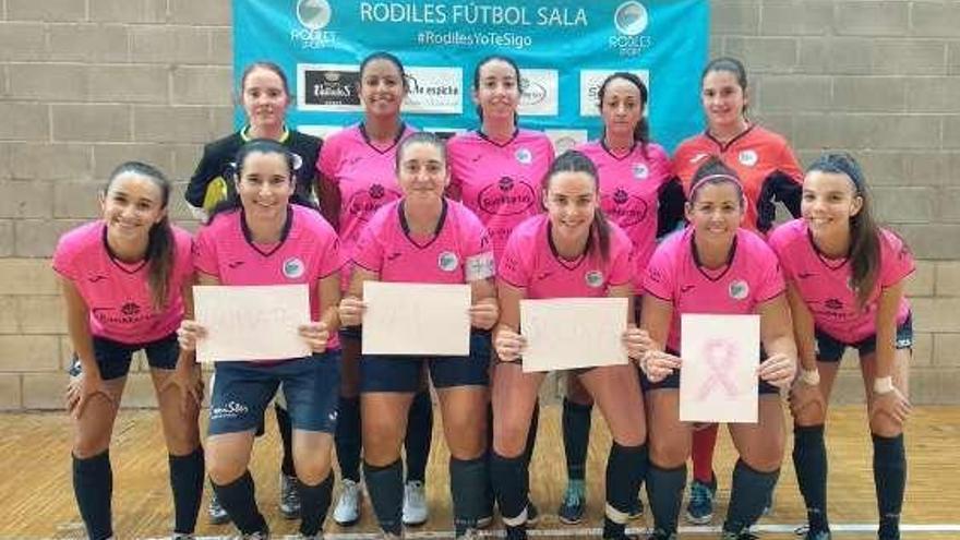 Las jugadoras, ayer, con la indumentaria rosa.