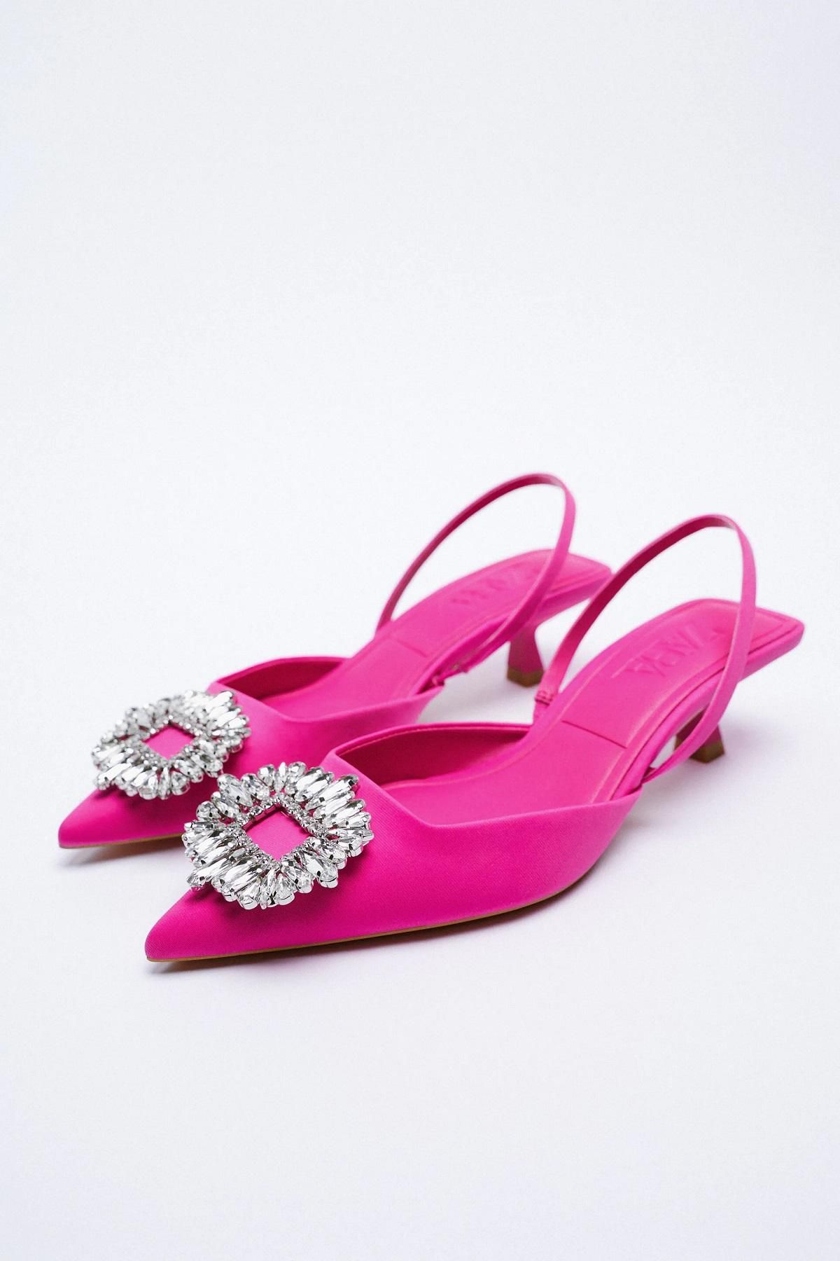 Zapatos de tacón destalonados, con brillos y en color rosa, de Zara