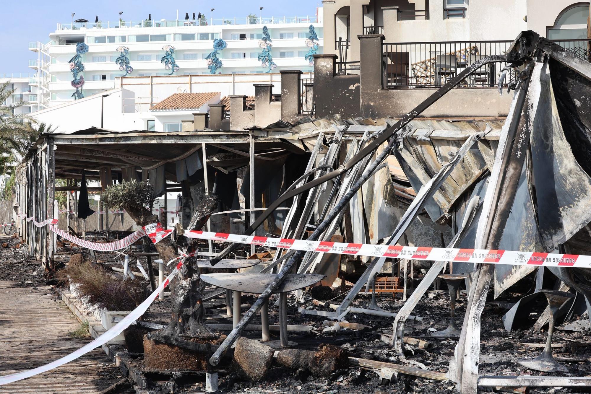 Todas las imágenes del devastador incendio en una zona de ocio de Ibiza