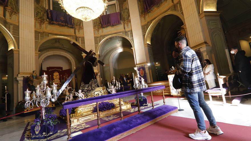 Cientos de fieles visitan la Iglesia de Jesús tras quedarse sin Salzillos por tercer año