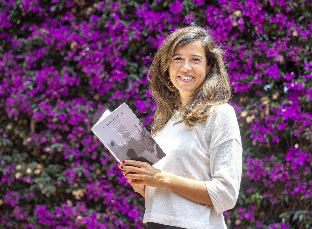 Marta Pérez-Carbonell posa con su primera novela en la sede de INFORMACIÓN