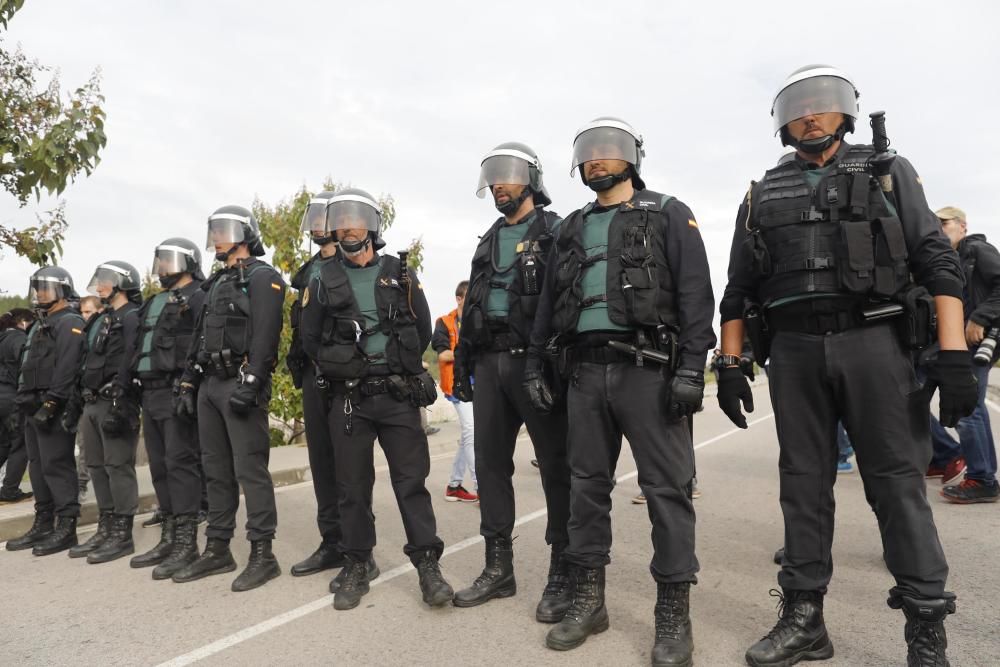 La Guàrdia Civil desallotja per la força el pavelló de Sant Julià de Ramis