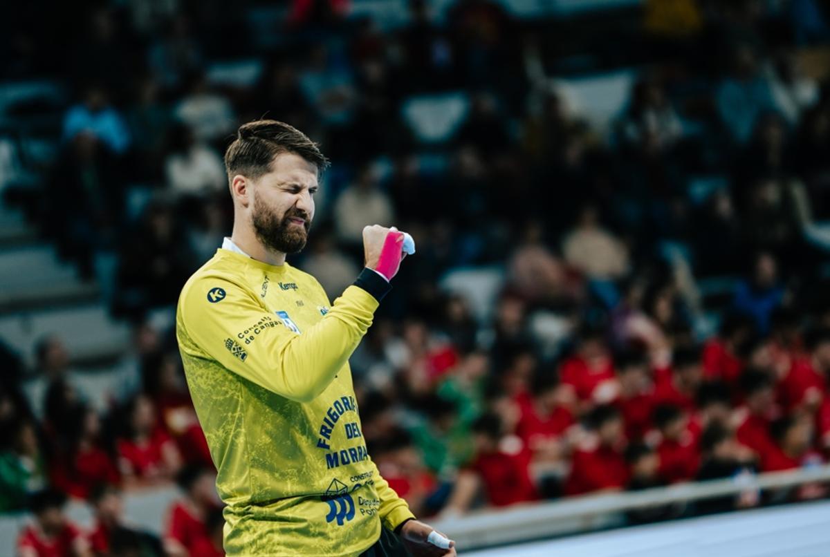 El portero croata Ivan Panjan del Frigoríficos del Morrazo celebra este domingo una de sus paradas ante el Bada Huesca.