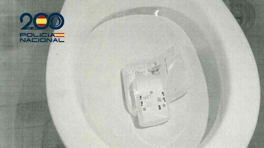 trozan la puerta de un piso y tiran la alarma al váter en Palma