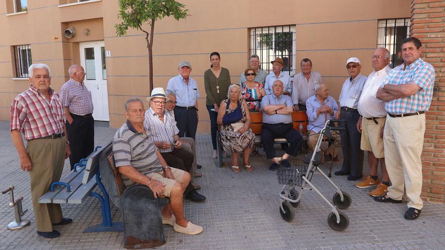 Un grupo de jubilados de Campanillas, el pasado miércoles en la placita junto al distrito, con la presidenta vecinal Carmela Fernández.