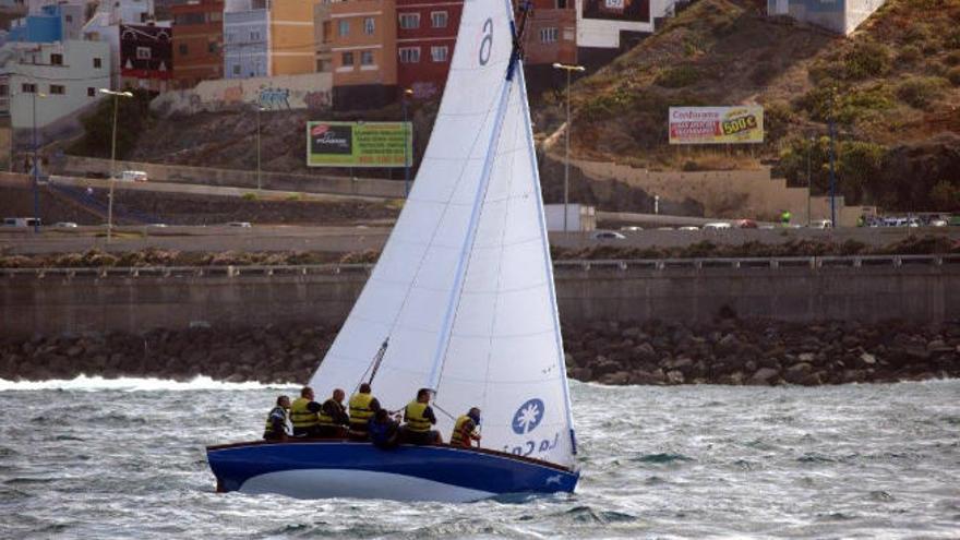 El Santa Catalina con Luis Martínez navega con la proa a tierra.