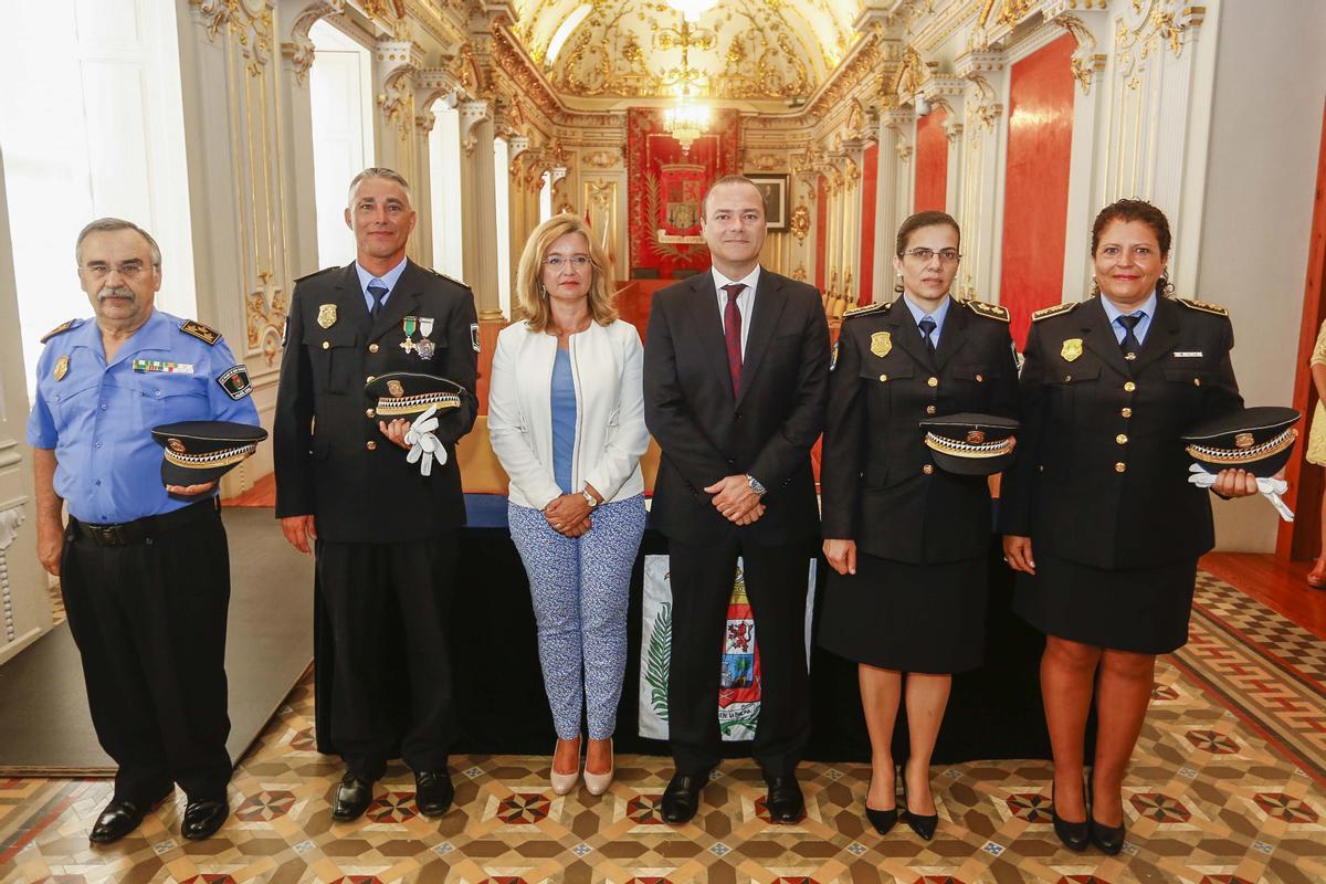 Los tres comisarios, en el momento de su nombramiento en 2015 junto al entonces alcalde Augusto Hidalgo.