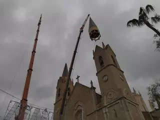 Así se han subido los pináculos a las torres de la basílica de Benissa (imágenes)