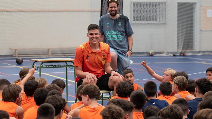 Pradilla visita el primer turno del Campus de Verano en Cheste