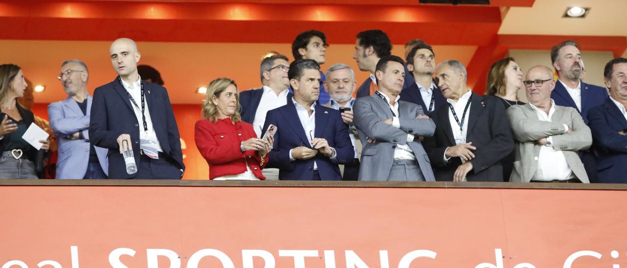 Alejandro Irarragorri y Laura Kalb, en el centro, en el palco presidencial de El Molinón.