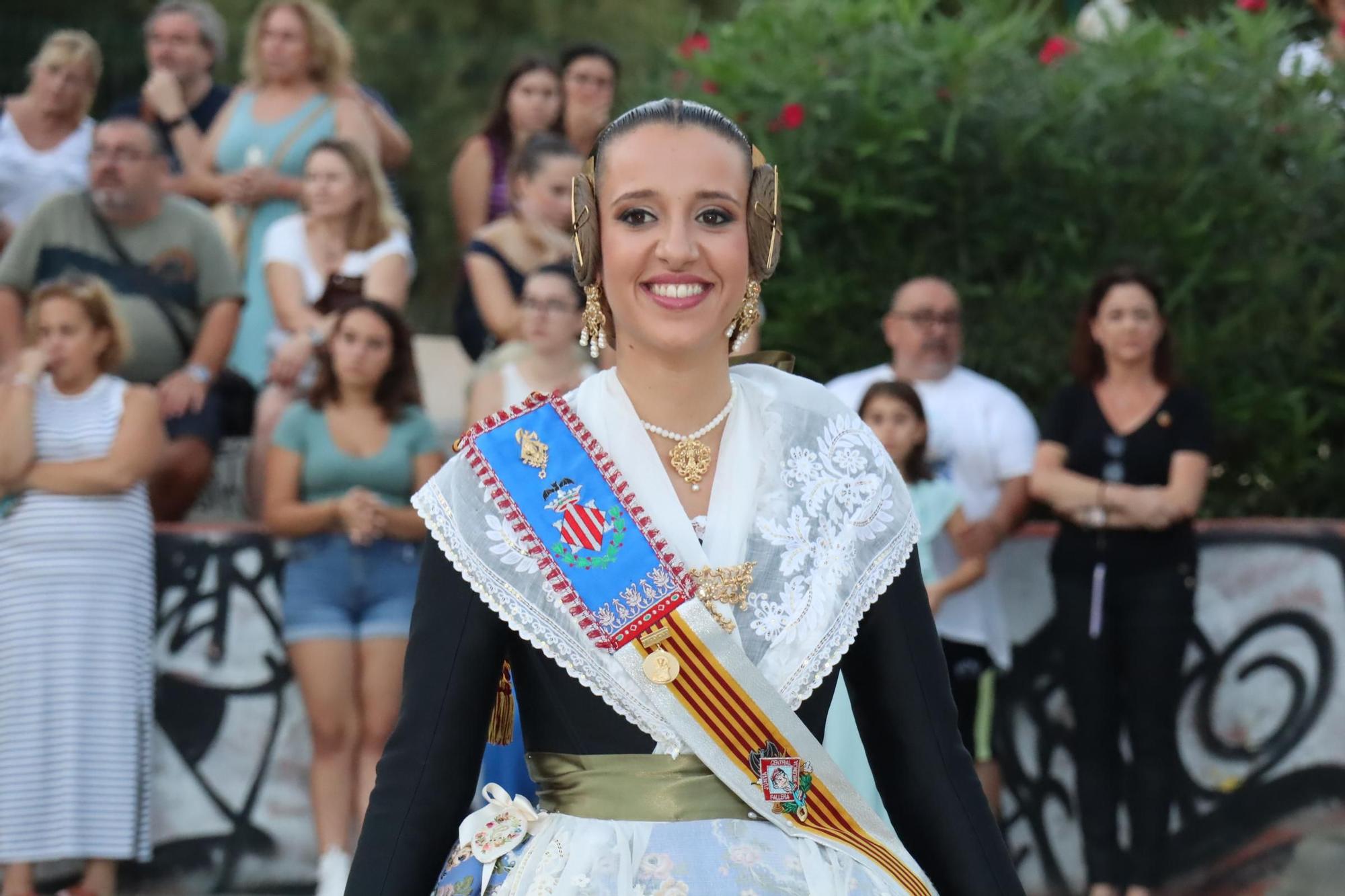 Las fallas de Camins al Grau izan la Senyera