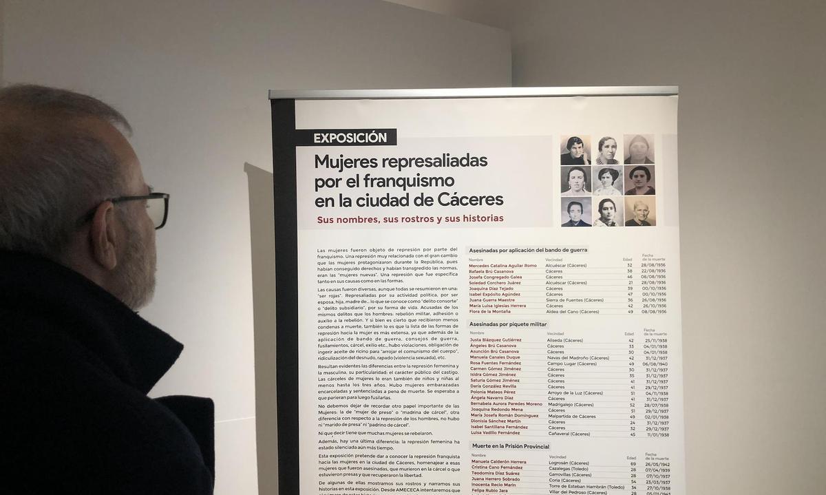 Un visitante contempla el panel informativo de la exposición