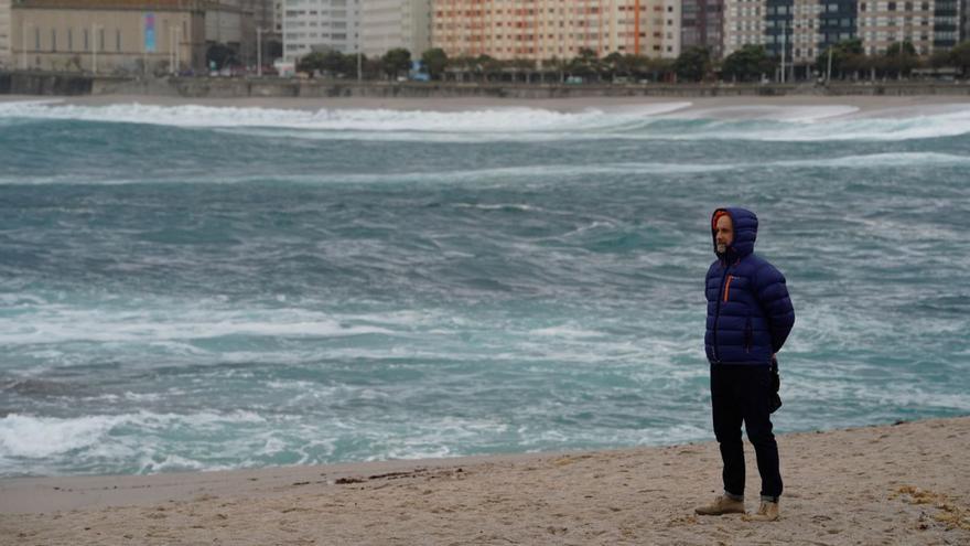 Un hombre, en Riazor, antes del cierre de las playas en A Coruña. |   // MIGUEL MIRAMONTES