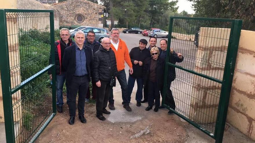 Representantes vecinales en uno de los accesos al camino de Puigpunyent.