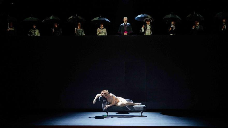 María Miró  interpreta a la Regenta; arriba, en el centro, David Oller, el Magistral,  rodeado del  Coro de la  Comunidad de Madrid. | | ESMERALDA  MARTÍN
