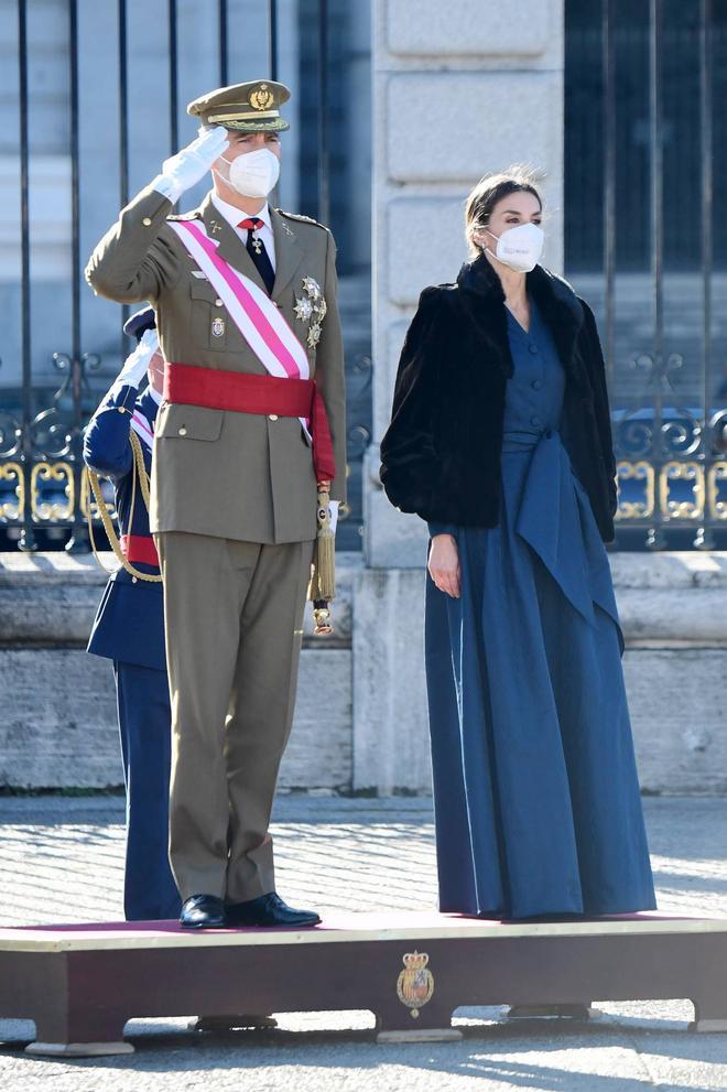 El rey Felipe VI y la reina Letizia, con vestido azul y abrigo negro, en la Pascua Militar de 2022