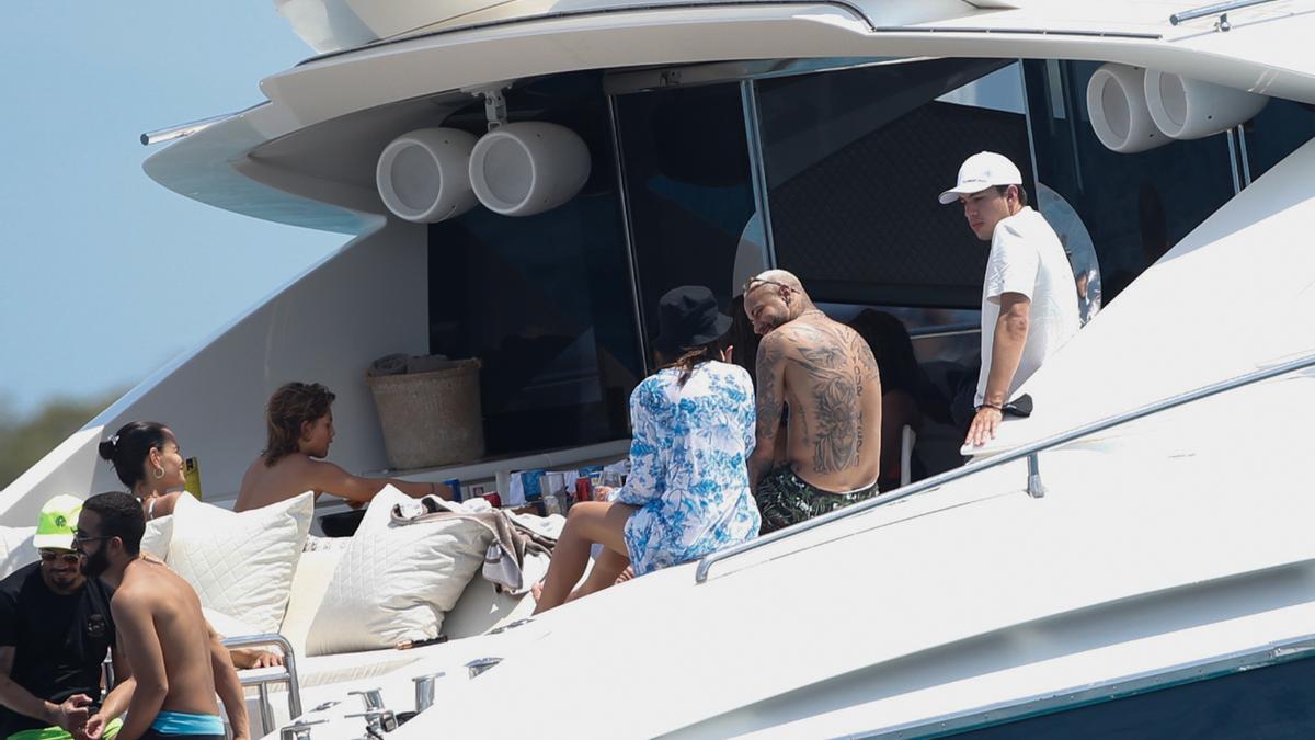 Neymar navega con un grupo de amigos en Ibiza