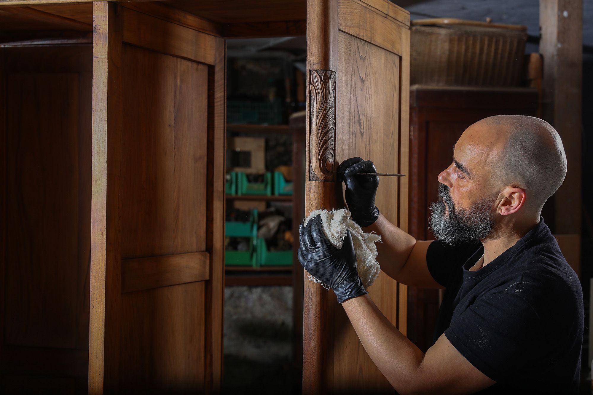 Sabela y Xan en su taller de San Vicente do Mar restaurando piezas y otras ya terminadas