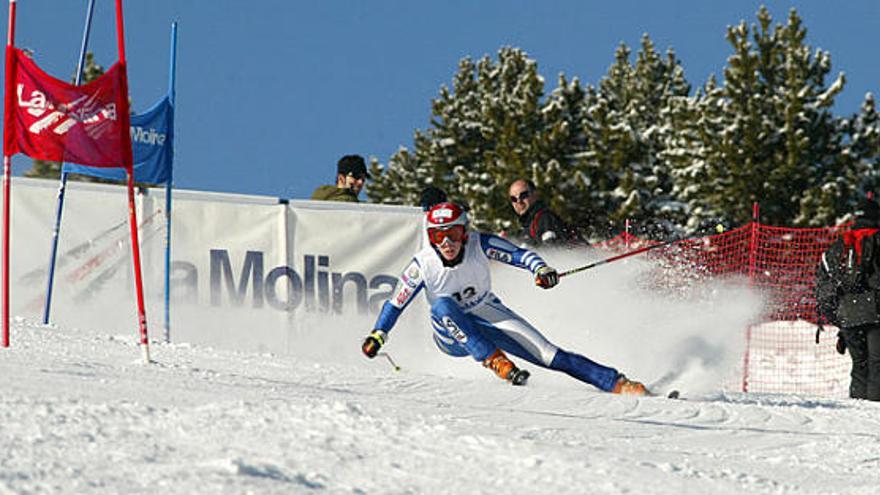 Una esquiadora competint en una de les proves internacionals celebrades a l&#039;estació de La Molina, que ara es prepara per la Copa del Món.