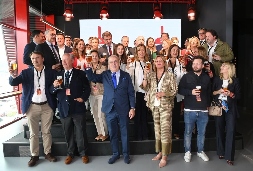 El presidente de la Xunta, Alberto Núñez Feijóo; el delegado del Gobierno, Javier Losada; y la alcaldesa de A Coruña, Inés Rey, participaron en un acto cargado de emoción y cerveza.