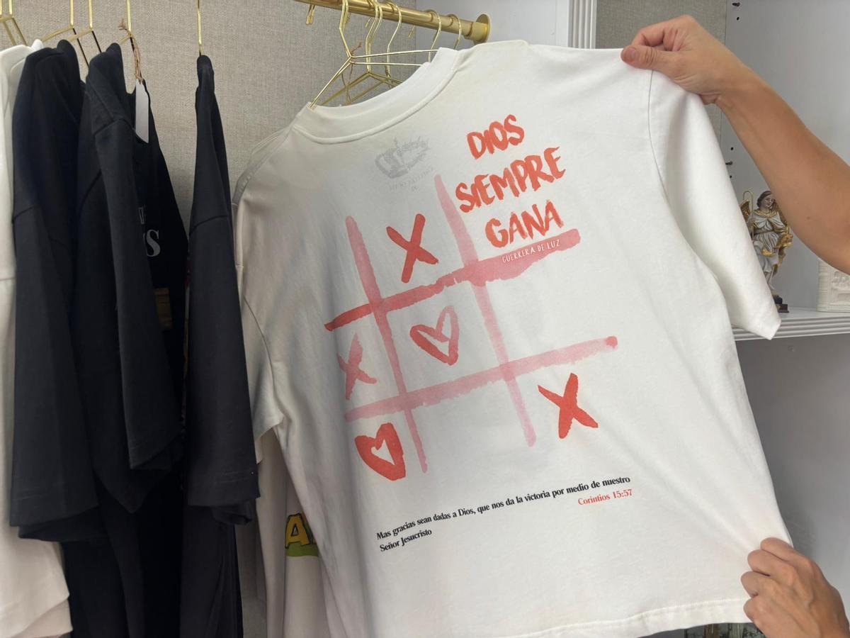 En la nueva tienda también venden ropa personalizada con mensajes cristianos.