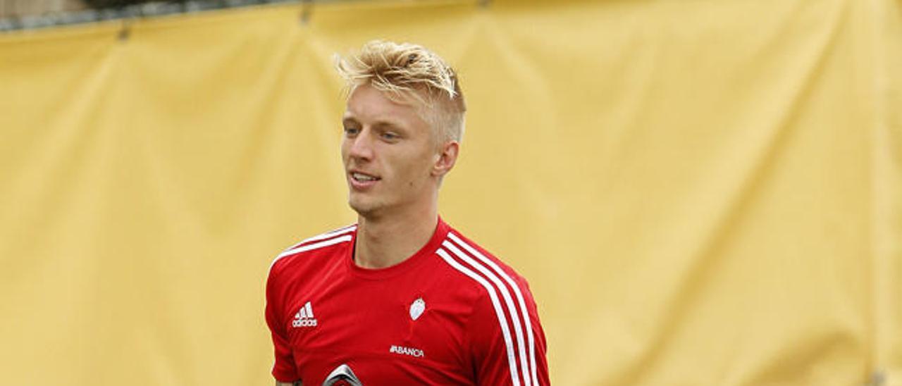 Daniel Wass salta a la comba, ayer, en A Madroa. // Jorge Santomé