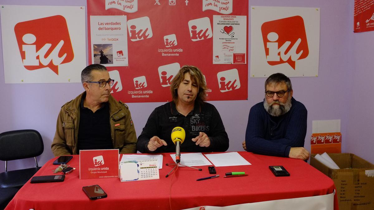 El coordinador de IU Benavente, Jesús Nieto, junto a militantes de la formación en una rueda de prensa.