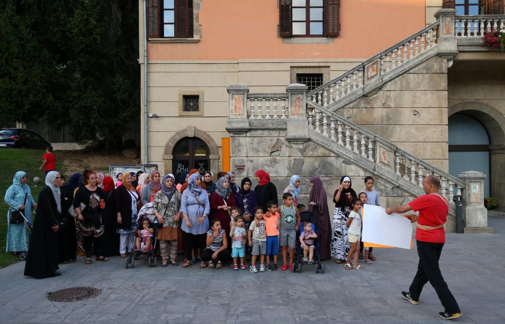 La comunitat musulmana de Ripoll torna a concentrar-se a les portes de l''Ajuntament per segon dia consecutiu