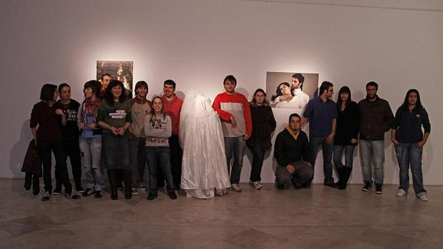 Alumnos de «La Vaguada» posan ante varias obras de la exposición contra la violencia de género que han organizado en La Alhóndiga.