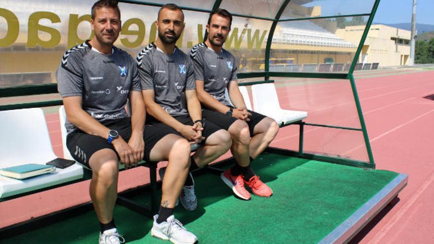 Raymond Henric-Coll, Cristian Bustos y Aritz López Garai, en el banquillo del estadio del Centro Deportivo de Melgaço.