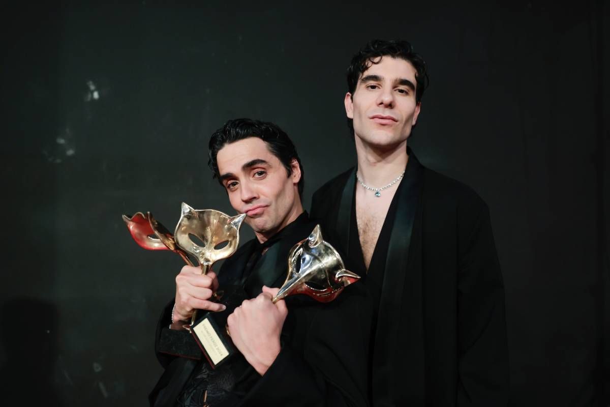 Javier Ambrossi y Javier Calvo con dos de los premios Feroz a su serie