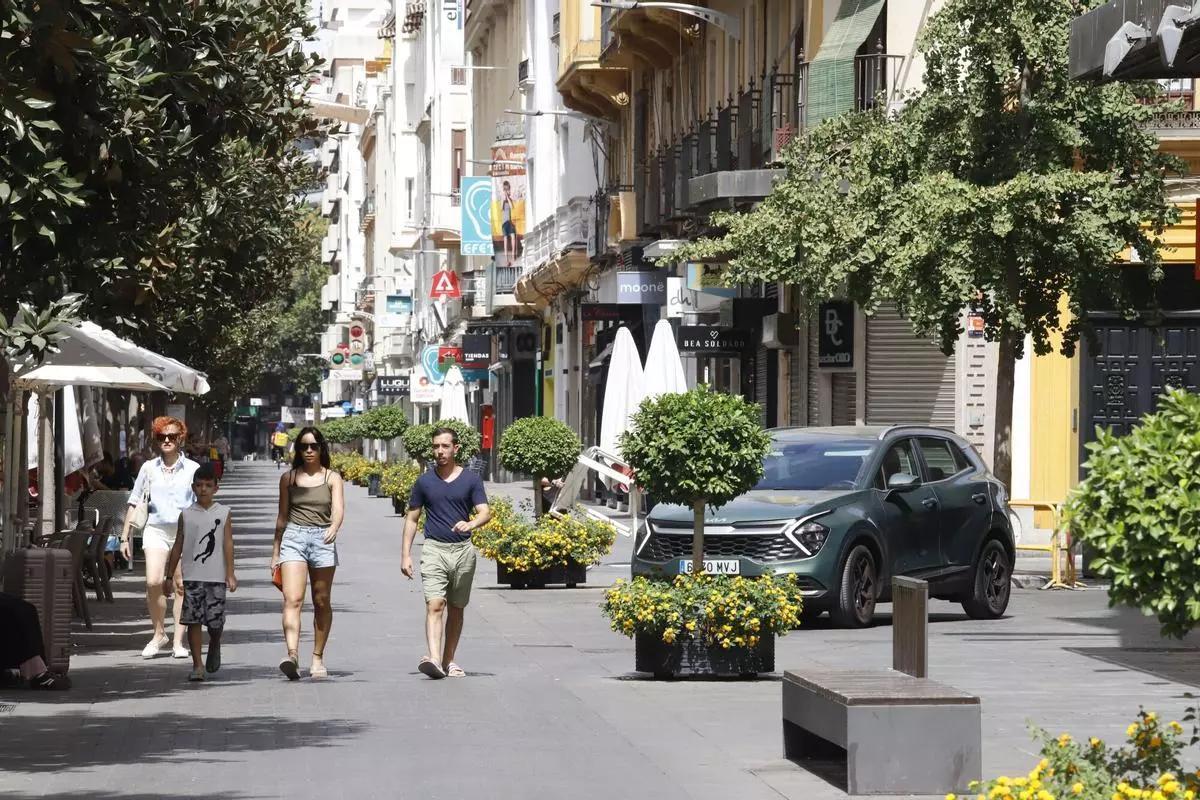 Comercios cerrados en el centro de Córdoba un domingo.