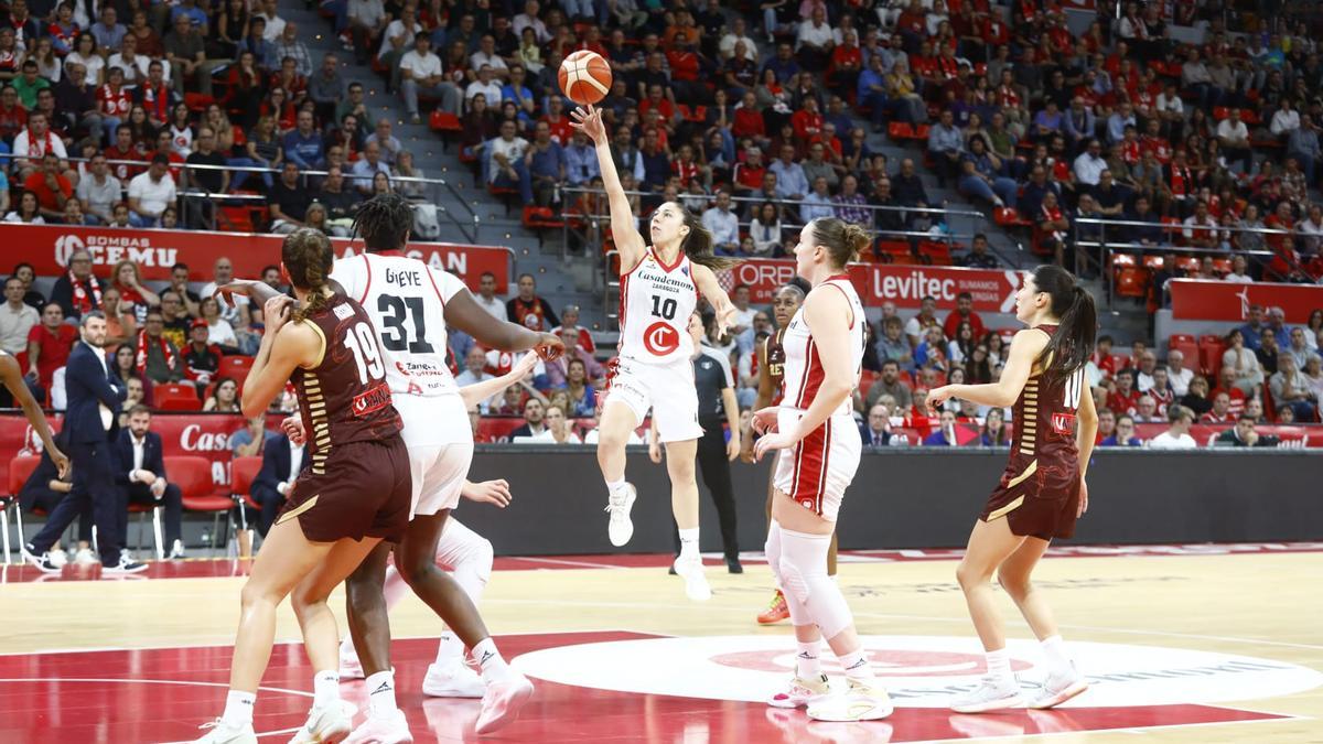 Laia penetra a canasta durante el duelo ante el Venezia