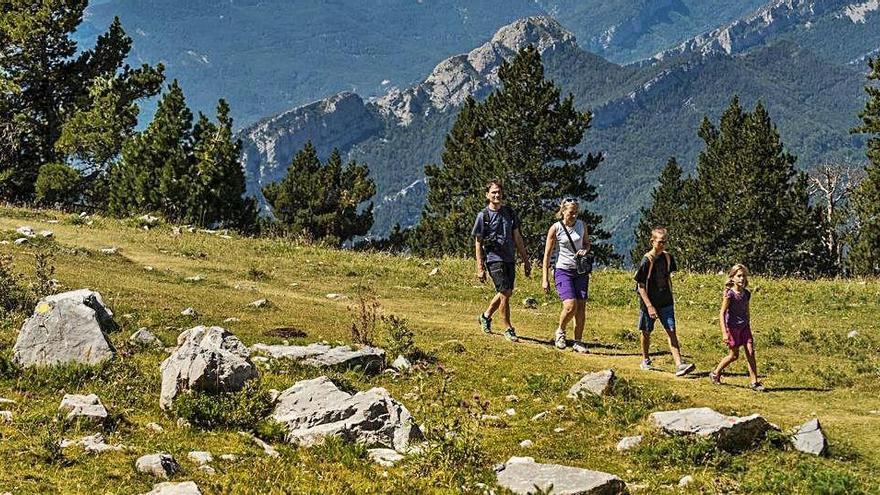 Una família fent senderisme per la comarca del Berguedà