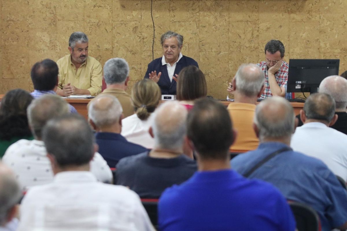 Reunión de la Oficina del Territorio con los parcelistas en julio.